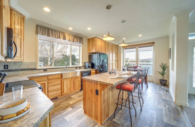 Lakefront Brewster Home w/Yard Games & Hot Tub!