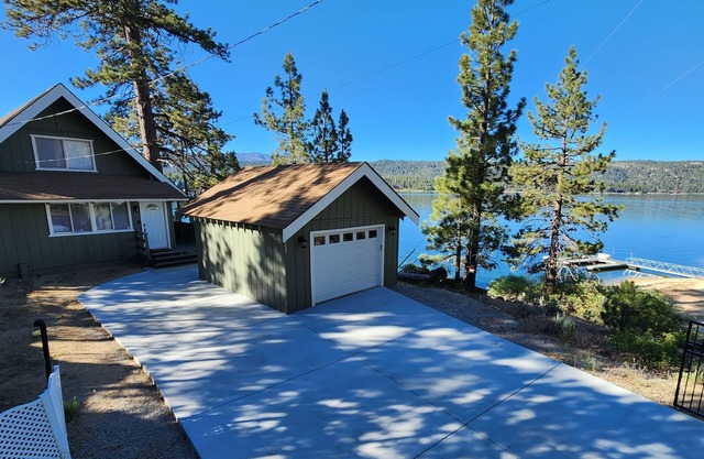 Lakefront cabin, newly updated! Private access to beach.
