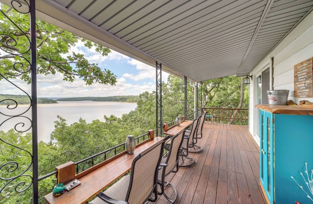 Lakefront Canadian Gem: Hot Tub, Decks & Grills