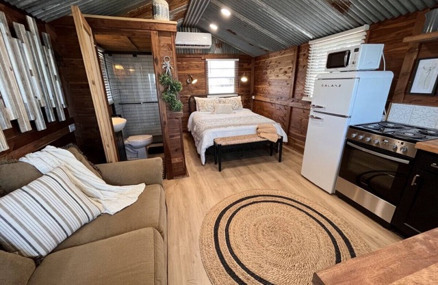 Lakefront Cedar Cabin on Toledo Bend w/pier, boat ramp, firepit, grill,Pets OK