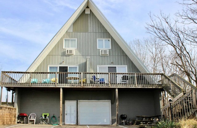Lakefront Chalet #27 w/Beach Access, Pools, Sport Courts, Fishing Pond & more!