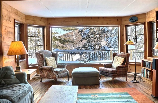 Lakefront chalet, 3 bedrooms 2 bathrooms 30 minutes from Mont Tremblant