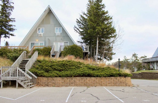 Lakefront Chalet #36 w/Beach Access, Pools, Sport Courts, Fishing Pond & more!