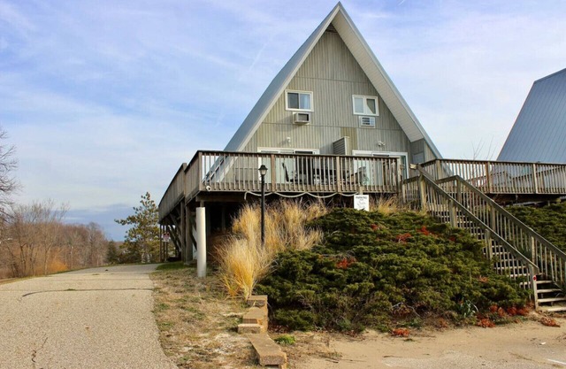 Lakefront Chalet #34 w/Beach Access, Pools, Sport Courts, Fishing Pond & more!