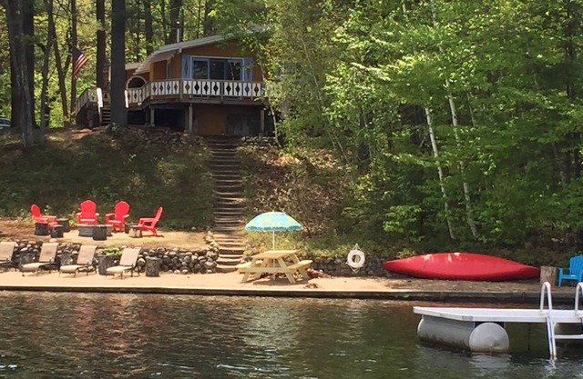Lakefront Chalet in the White Mountains 3 bedrooms-Sleeps 5 NH. License # 044583