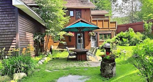 Lakefront Chalet with Private Spa, Dock, Games Room & Beach, Near Montreal