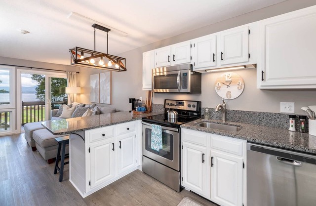 Lakefront Condo-Foliage-Views-Hiking