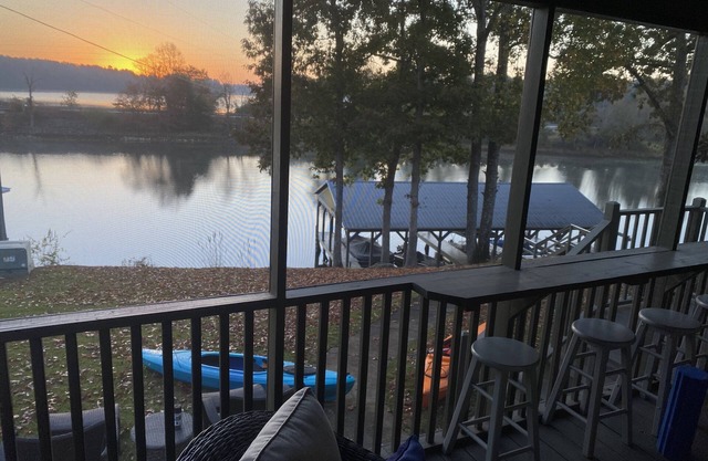 Lakefront Condo on Lake Tuscaloosa. Perfect for summer fun and football weekends