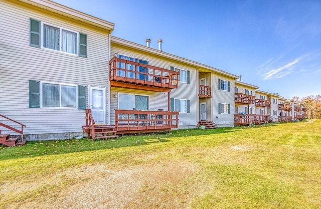Lakefront condo on the golf course w/sweeping views & beach access