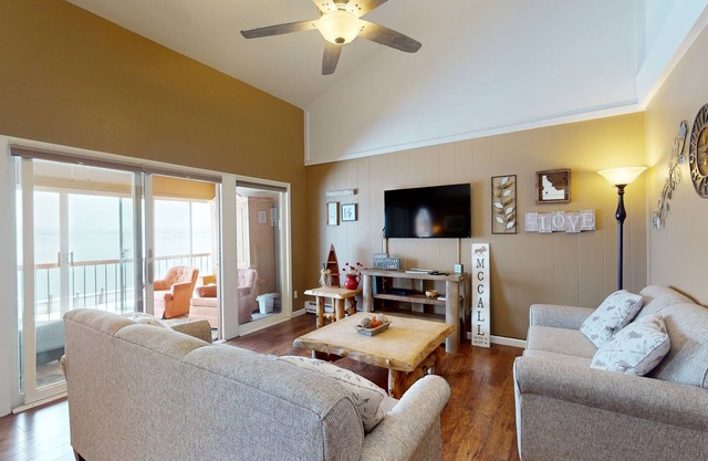Lakefront condo w/enclosed balcony, lovely views & shared seasonal pool/beach