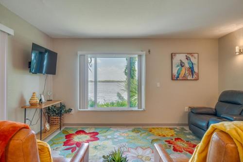 Lakefront Condo with Pool and Views 7 Mi to Orlando!