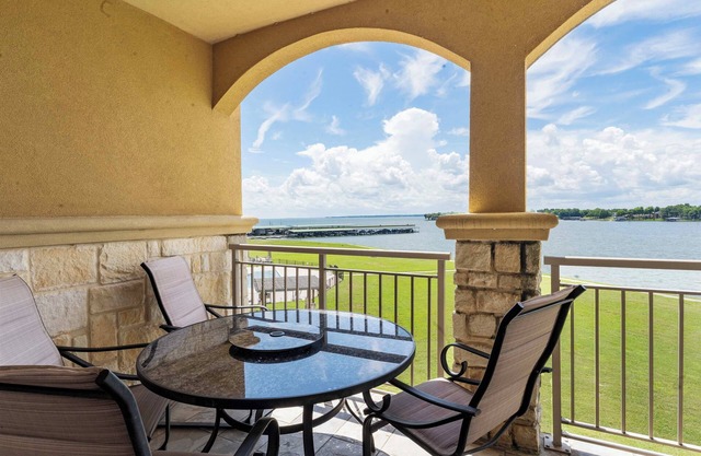 Lakefront Corsicana Condo: Pool & Private Balcony!