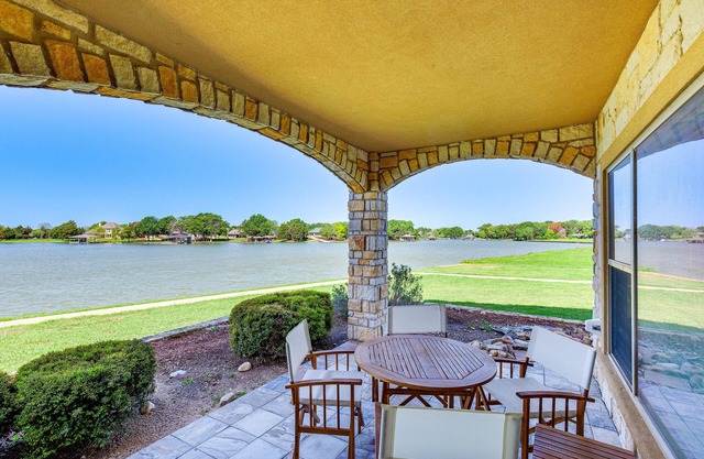 Lakefront Corsicana Condo w/Pool Access!