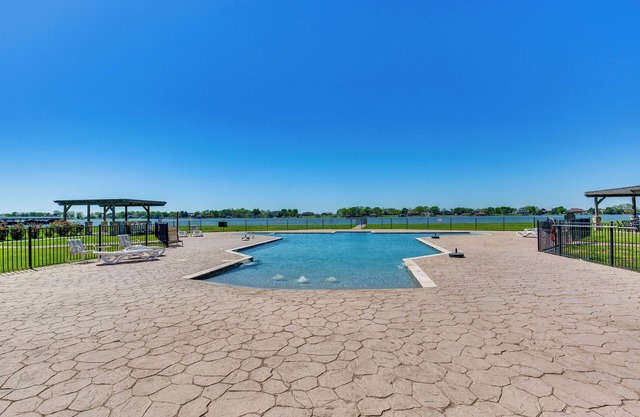 Lakefront Corsicana Condo w/Pool Access!