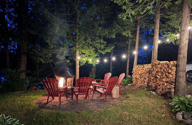 Lakefront cottage located on a wooded and peaceful lot