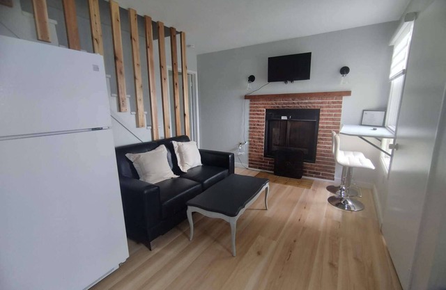 LAKEFRONT COTTAGE #2 - Less than 30 minutes to Sandbanks - LAKE CONSECON RESORT