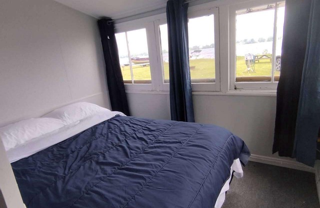 LAKEFRONT COTTAGE#4 -Blue Cottage close to Sandbanks ,Winery and Wellington