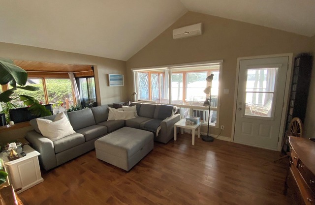 Lakefront Cottage close to ski slopes in the Eastern Townships