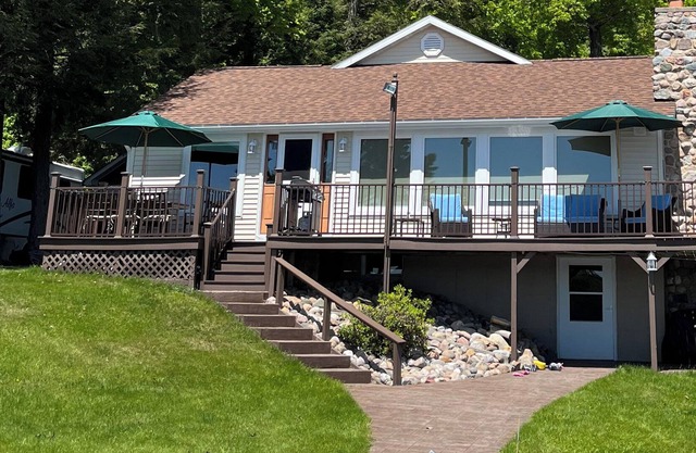 Lakefront cottage for your Northwoods family vacation!