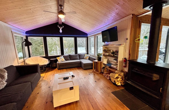 Lakefront Cottage near Tremblant