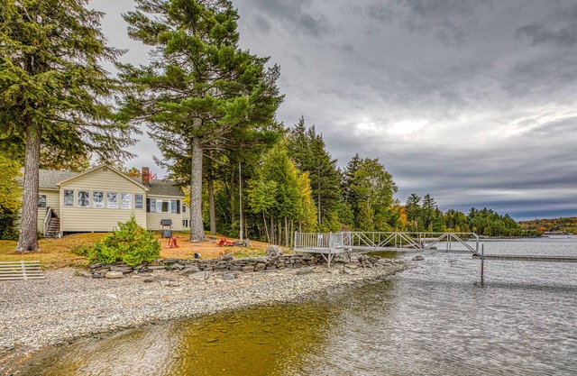 Lakefront cottage w/beautiful views of Moosehead Lake & Big Moose Mountain