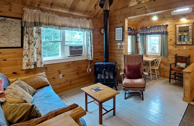 Lakefront cottage with full kitchen, firepit, gas grill, Wifi, a/c