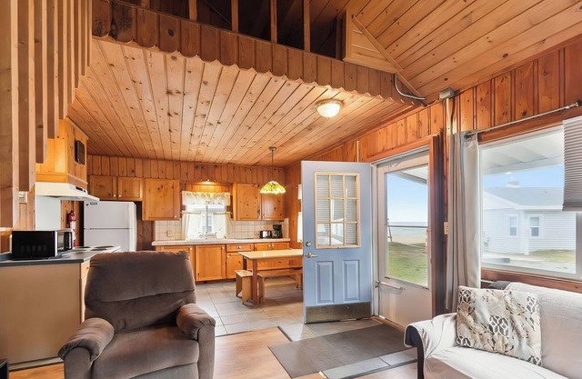 Lakefront Cottages 4 & 5 - 6BR Retreat for 12