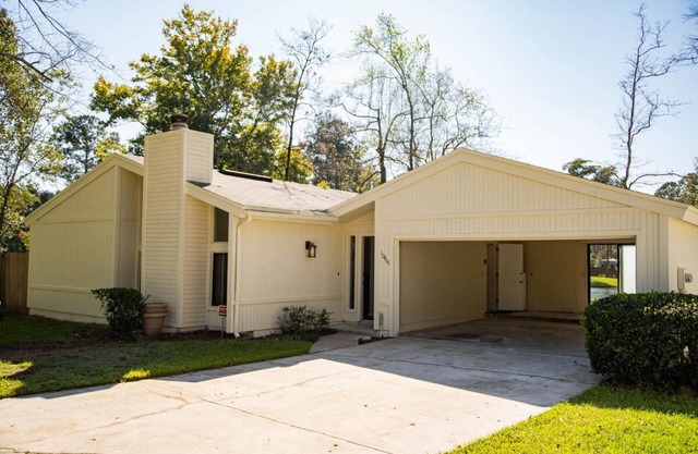 Lakefront Cozy Executive family Home 3 bd/2 ba/2 car garage