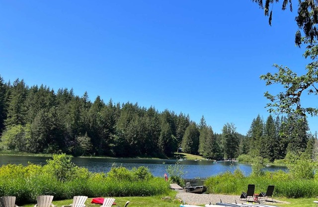 Lakefront Estate-dock, boat, yard, privacy, hot tub, hike Mt Baker