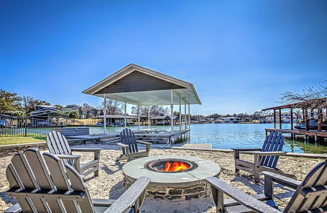 Lakefront Family Home for 12, w Picturesque Views & Patio