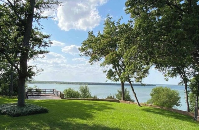 Lakefront fun for 14+pets w/game room deck sunsets