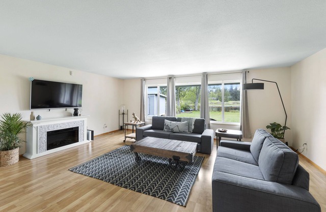Lakefront Gateaway at Chambers Lake - 3 bd 2 ba w/AC