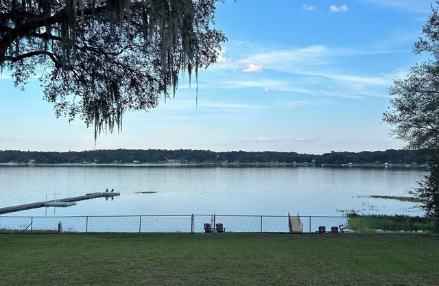 Lakefront home on Crystal Lake 4/2, fishing, water sports, dock, huge back porch