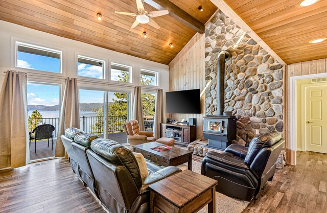 Lakefront home on Lake Coeur d'Alene w/tram, dock, kayaks, SUPs & decks