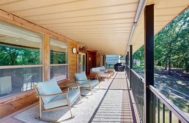 Lakefront Home, private dock and short walk to beach