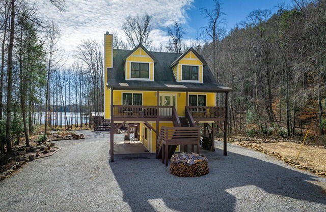 Lakefront home w/direct cove access, kayaks, pavilion, fire pit, & private creek