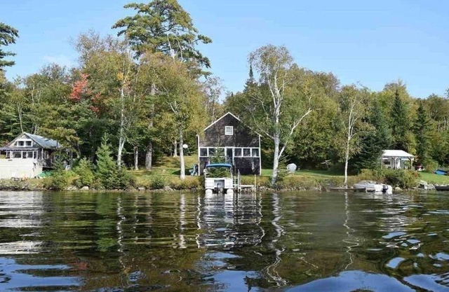 Lakefront home w/ spectacular sunsets, rustic feel, comforts of home, sleeps 6-8