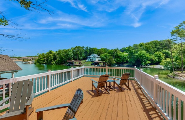 Lakefront home with views, private hot tub/dock, deck, Free Wifi