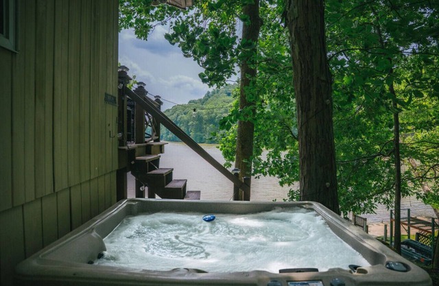 Lakefront Hot tub. Amazing views. 35 min to Indy