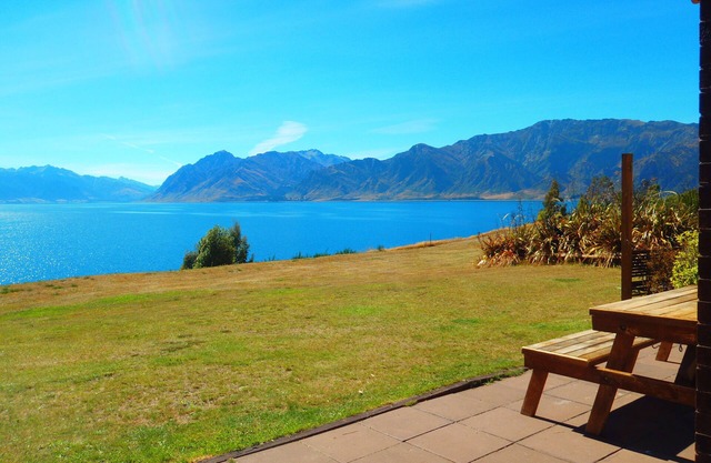 Lakefront House - overlooking Lake Hawea