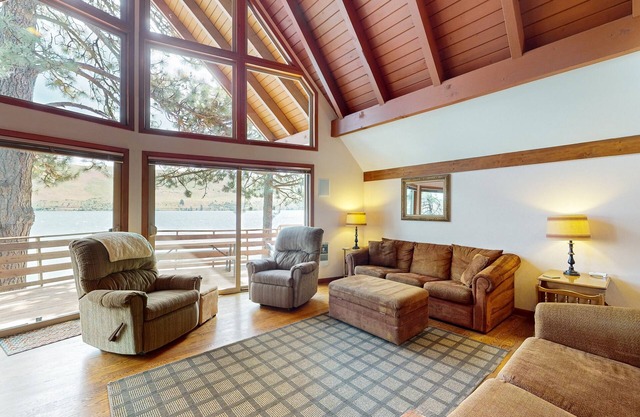 Lakefront house with balcony, wall-of-windows, grill, & W/D
