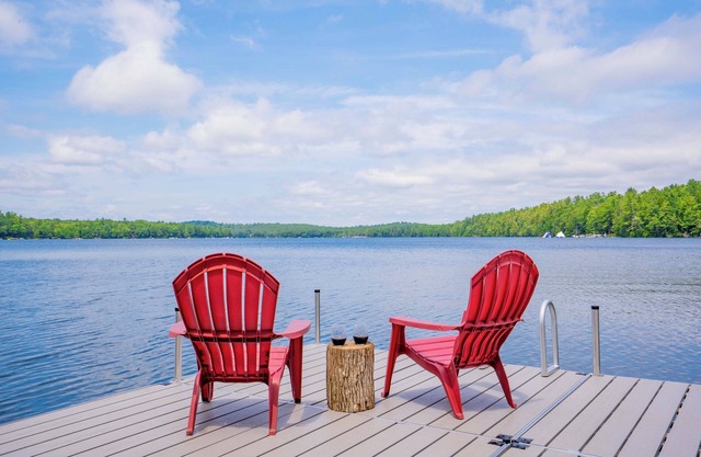 Lakefront, Large Dock, Deck & Fire Pit, Close to Golf & Skiing, Sleeps 12