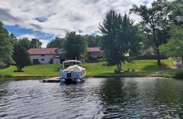 Lakefront living vacation style!
