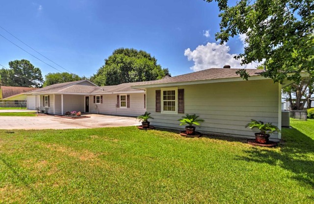 Lakefront Livingston Home with Dock, 1 Mi to Launch!