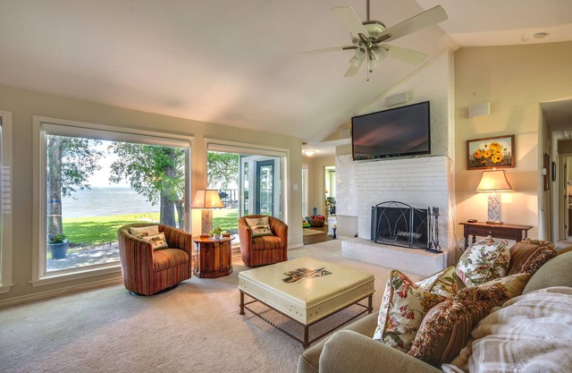 Lakefront Livingston Vacation Rental w/Boat Dock!