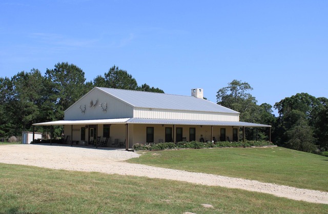 Lakefront Lodge perfect for families or hunters.
