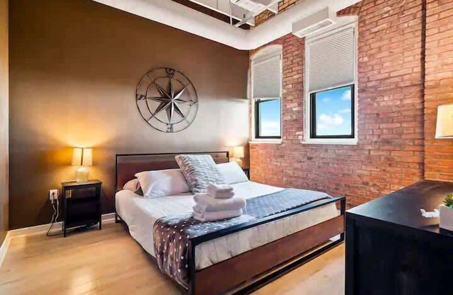 Lakefront Loft - Walk 2 First Energy x Progressive