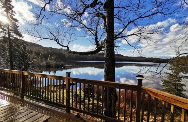 Lakefront Log Cabin close to ski resorts and nature reserves