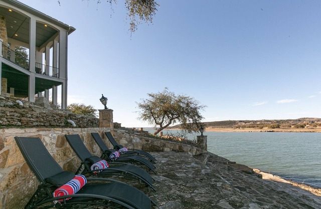 Lakefront Luxury-Breathtaking Views-Games-Firepit