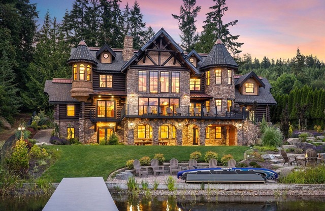 Lakefront Luxury Castle w/Hot Tub - Great for Groups, Gatherings, & Reunions!